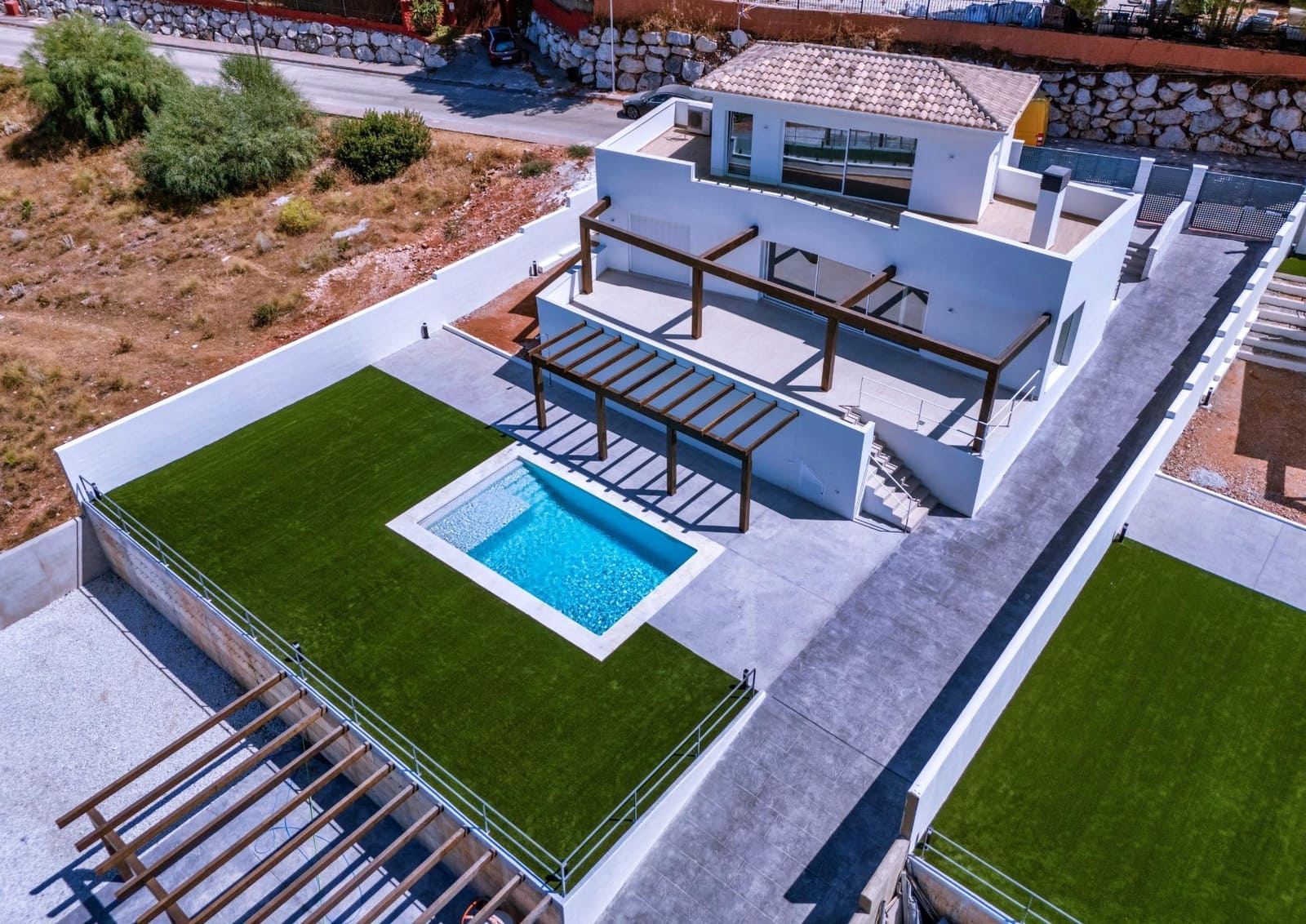 4 bedroom Villa for sale in Pinos de Alhaurin with pool garage - € 850,000 (Ref: 9820445)