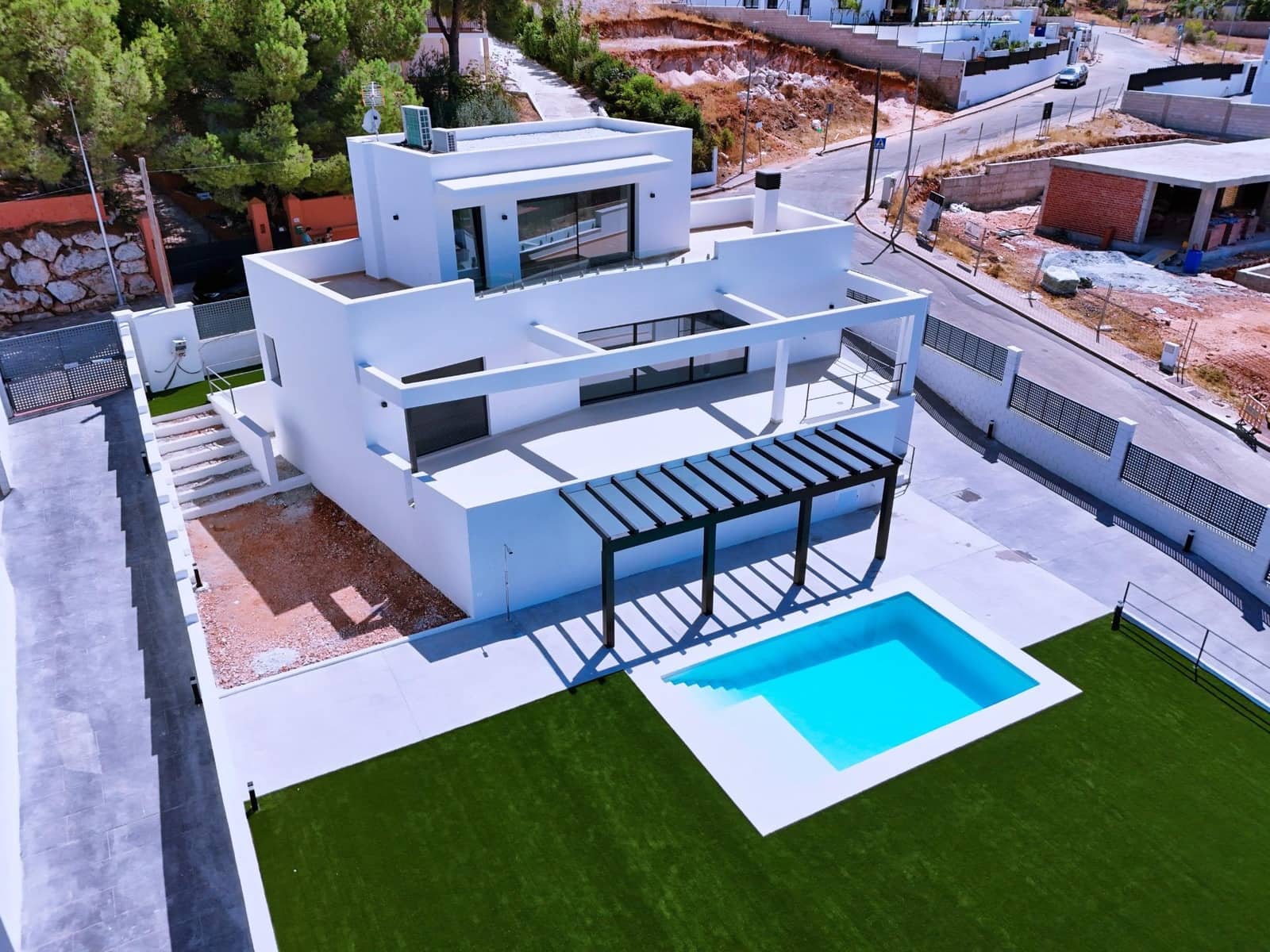 4 bedroom Villa for sale in Pinos de Alhaurin with pool garage - € 850,000 (Ref: 9820445)