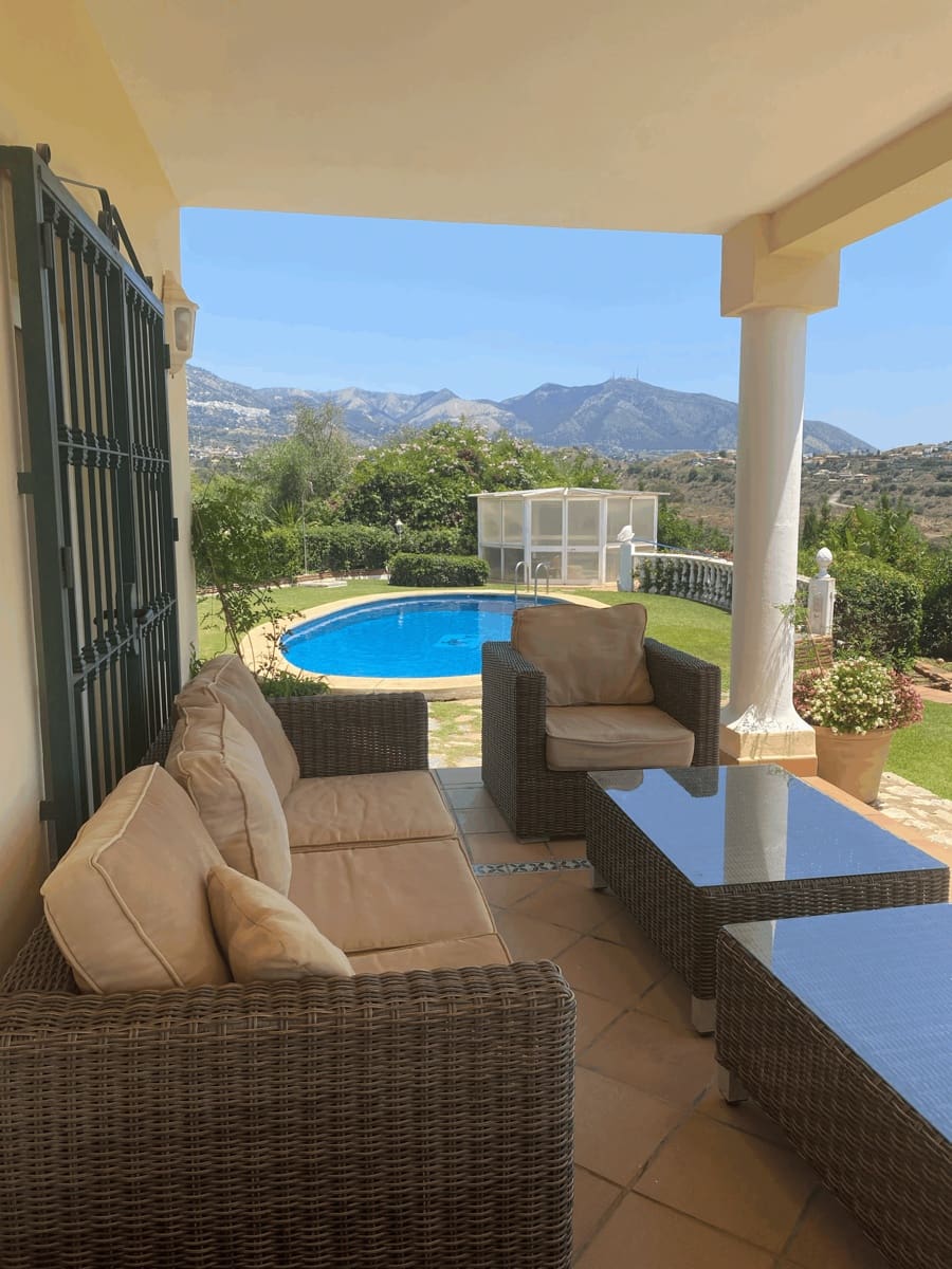   4 soveværelse   ferieVilla i Mijas   med   swimmingpool  garage  - € 2.065 (Ref: 8384635)