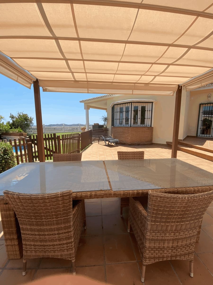   4 soveværelse   ferieVilla i Mijas   med   swimmingpool  garage  - € 2.065 (Ref: 8384635)