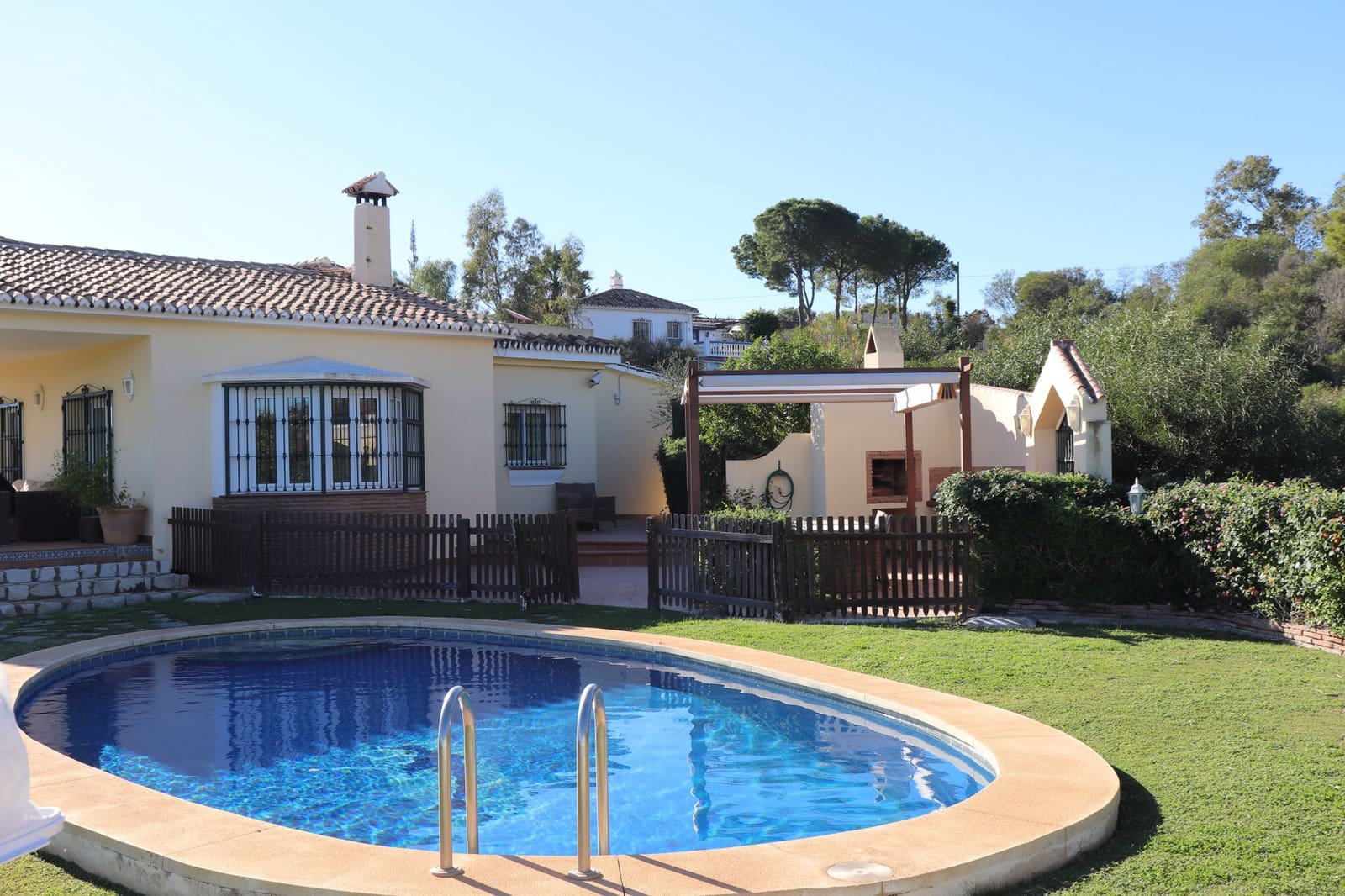   4 soveværelse   ferieVilla i Mijas   med   swimmingpool  garage  - € 2.065 (Ref: 8384635)