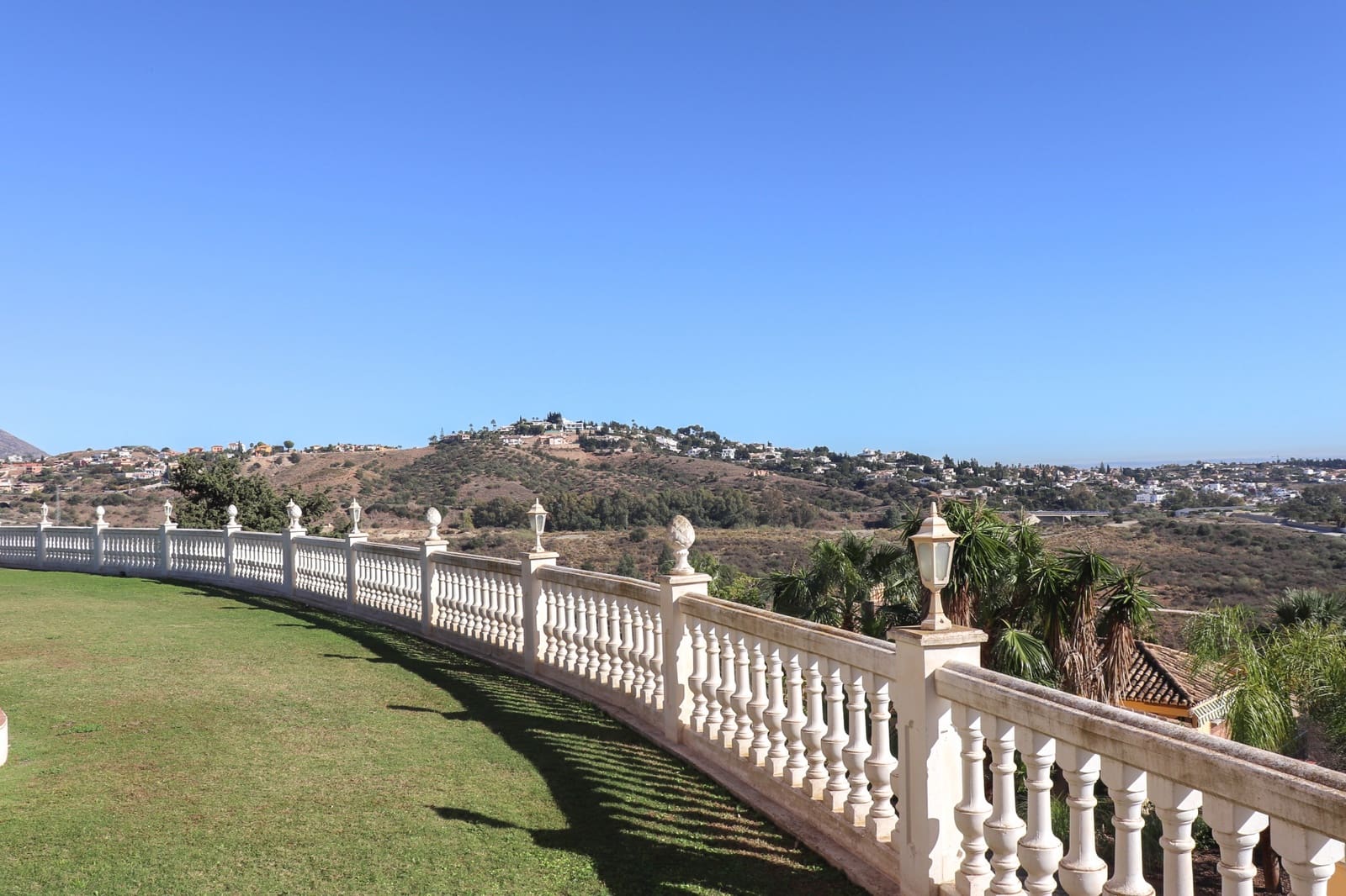   4 soveværelse   ferieVilla i Mijas   med   swimmingpool  garage  - € 2.065 (Ref: 8384635)