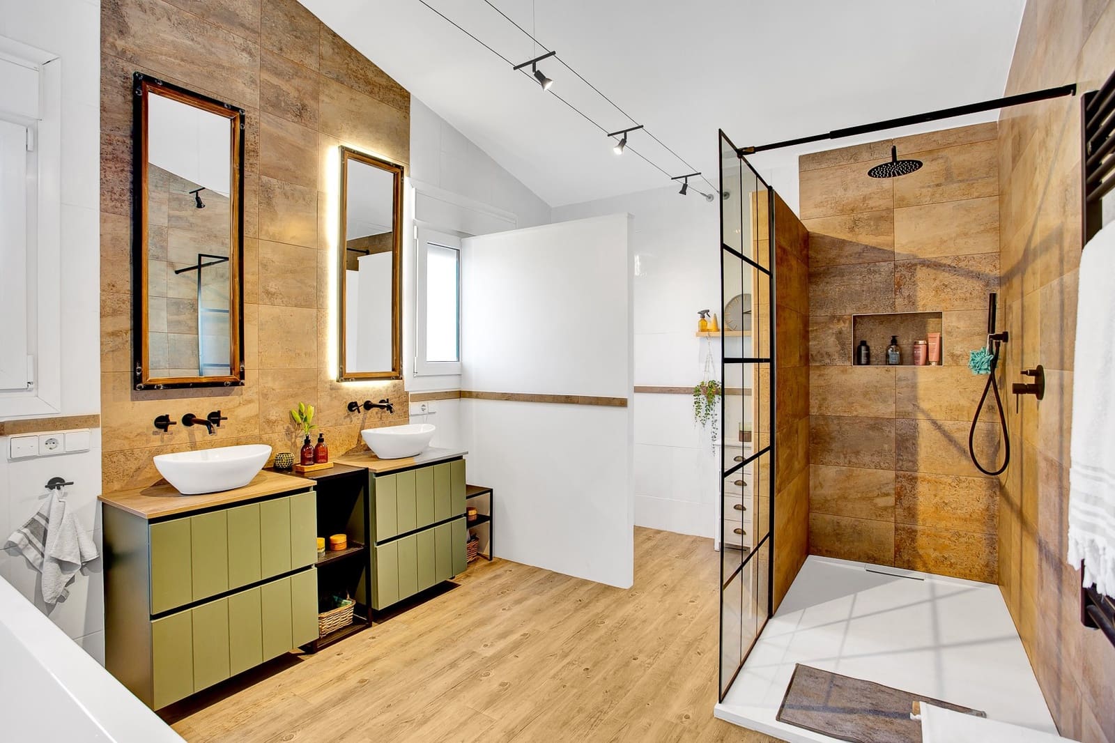 6 bedroom Villa for sale in Marbella with pool garage - € 2,150,000 (Ref: 8522846)