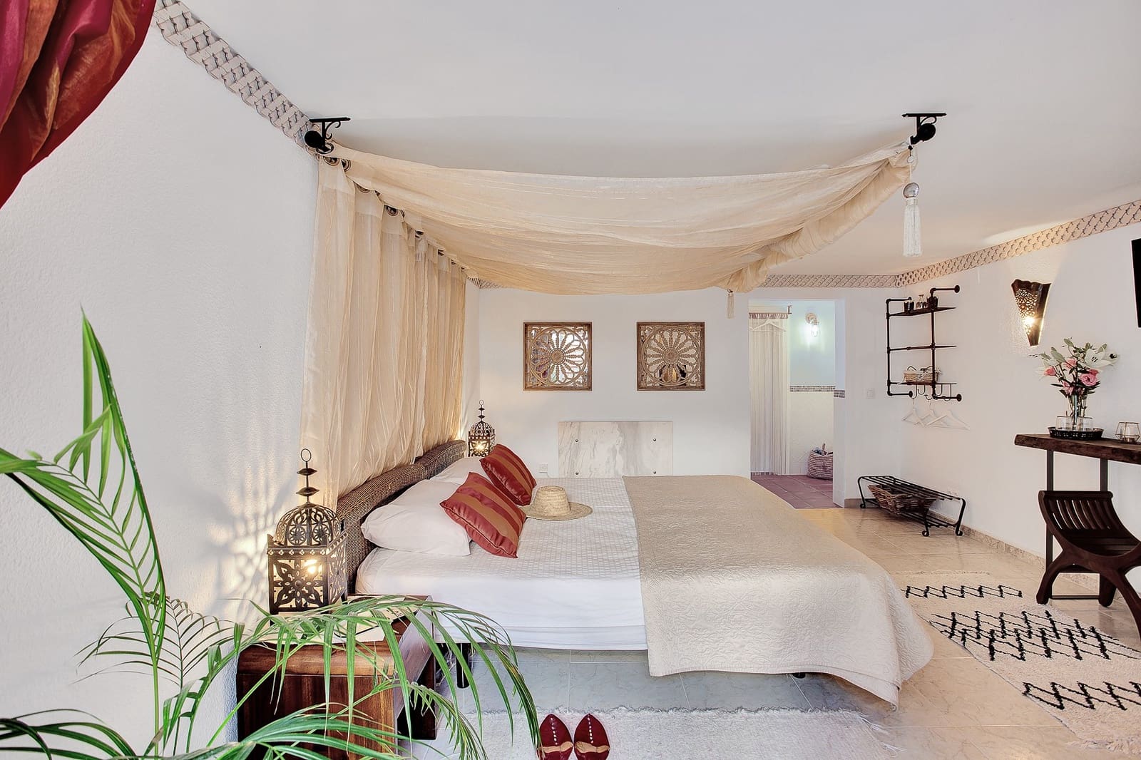 6 bedroom Villa for sale in Marbella with pool garage - € 2,150,000 (Ref: 8522846)