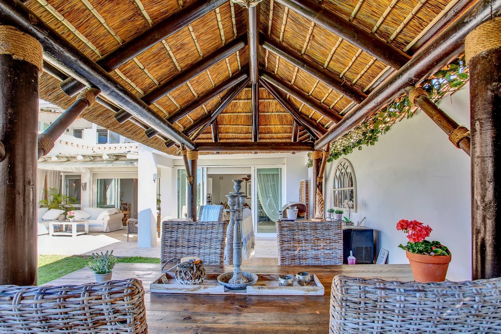 6 bedroom Villa for sale in Marbella with pool garage - € 2,150,000 (Ref: 8522846)