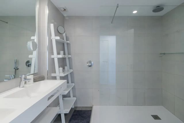 3 soveværelse Byhus til leje i La Concha - Resina Golf, Estepona med swimmingpool garage - € 3.000 (Ref: 8671798)