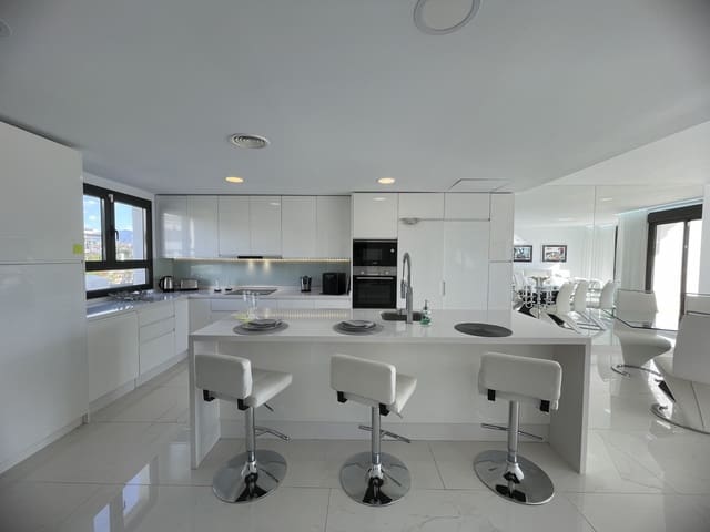 3 soveværelse Byhus til leje i La Concha - Resina Golf, Estepona med swimmingpool garage - € 3.000 (Ref: 8671798)