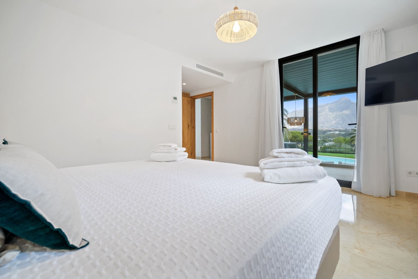 5 bedroom Villa for rent in Nueva Andalucia with pool garage - € 13,000 (Ref: 8721887)