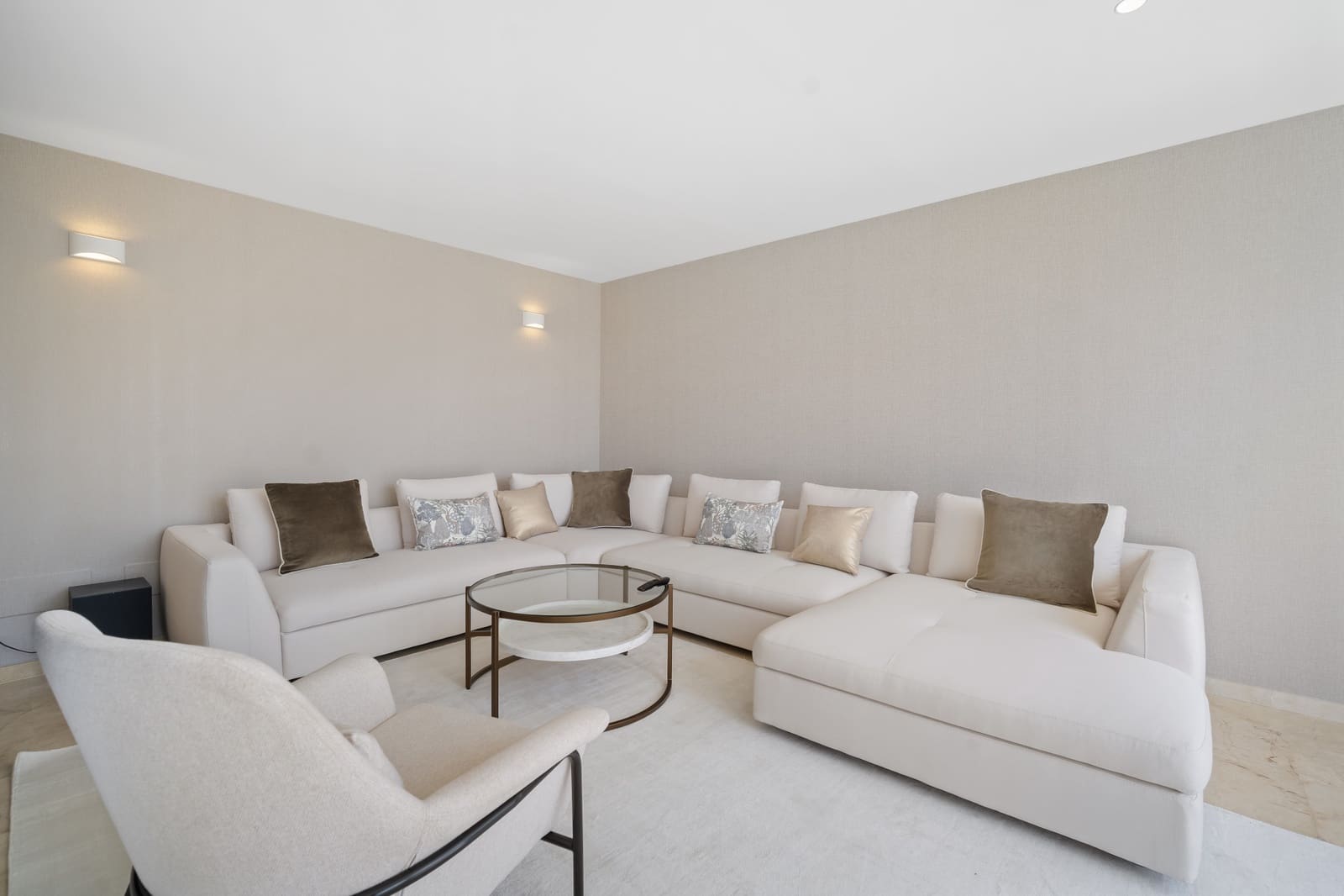 5 bedroom Villa for rent in Nueva Andalucia with pool garage - € 13,000 (Ref: 8721887)