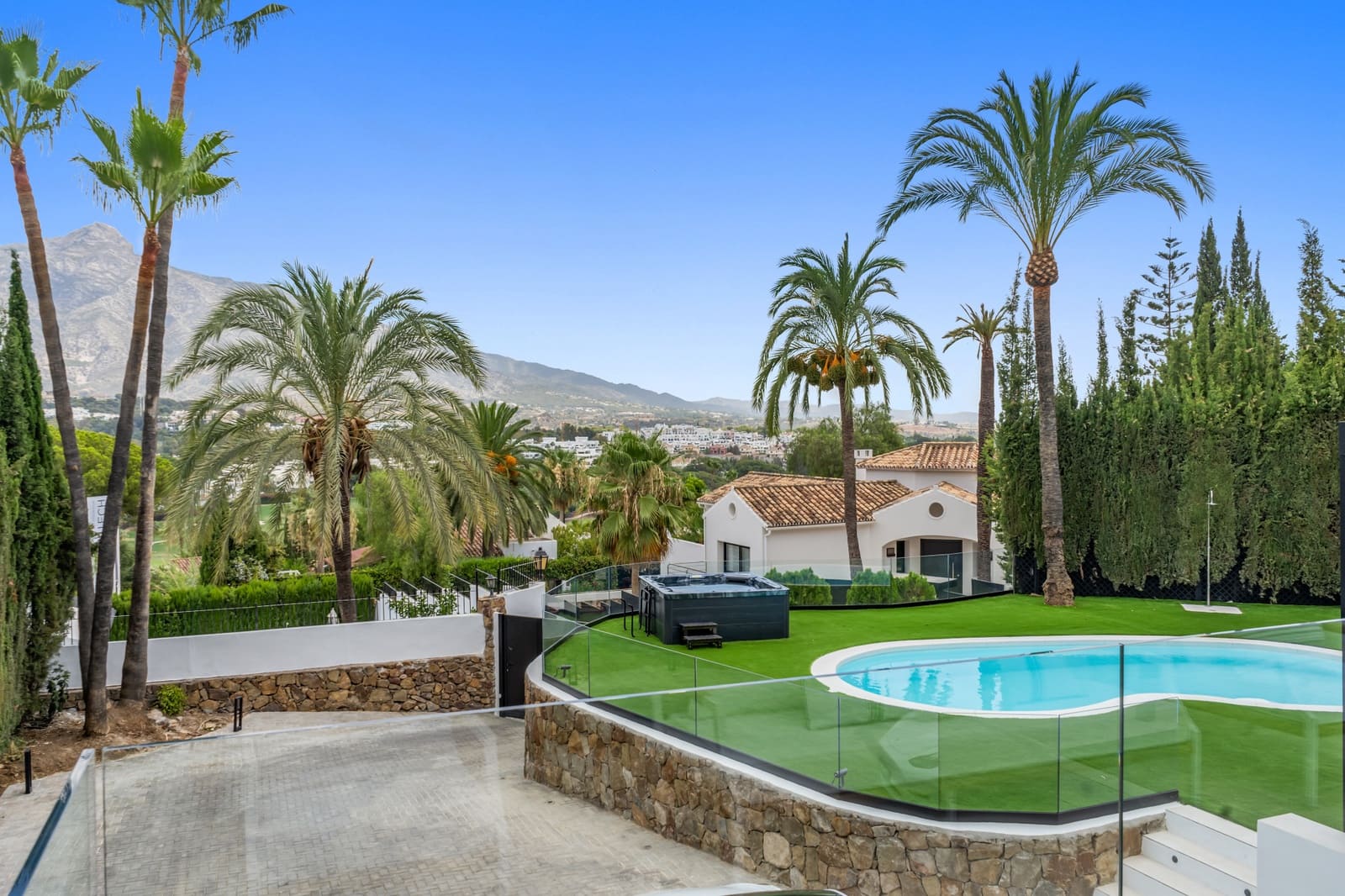 5 bedroom Villa for rent in Nueva Andalucia with pool garage - € 13,000 (Ref: 8721887)