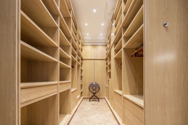 5 bedroom Villa for holiday rental in Marbella with pool garage - € 38,500 (Ref: 8741131)