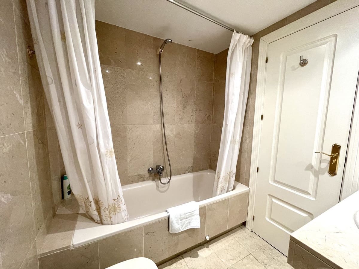 2 soveværelse Lejlighed til leje i Nueva Andalucia med swimmingpool garage - € 2.000 (Ref: 8759878)