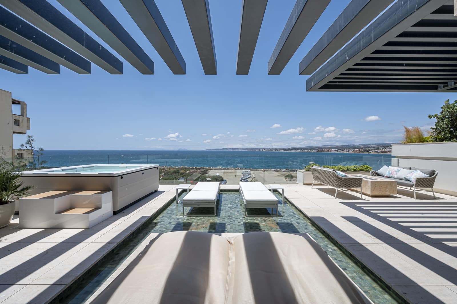 2 bedroom Apartment for holiday rental in Estepona with pool garage - € 4,550 (Ref: 8759879)