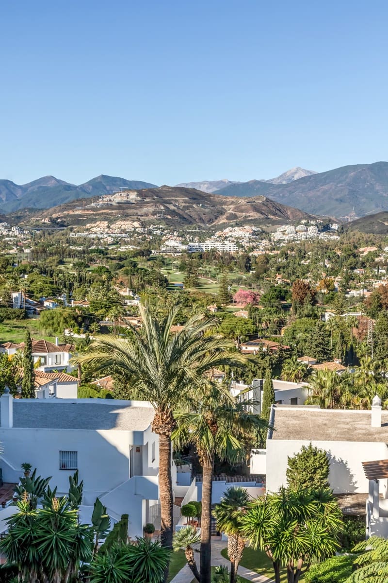 2 bedroom Apartment for sale in Marbella with pool garage - € 890,000 (Ref: 8824865)