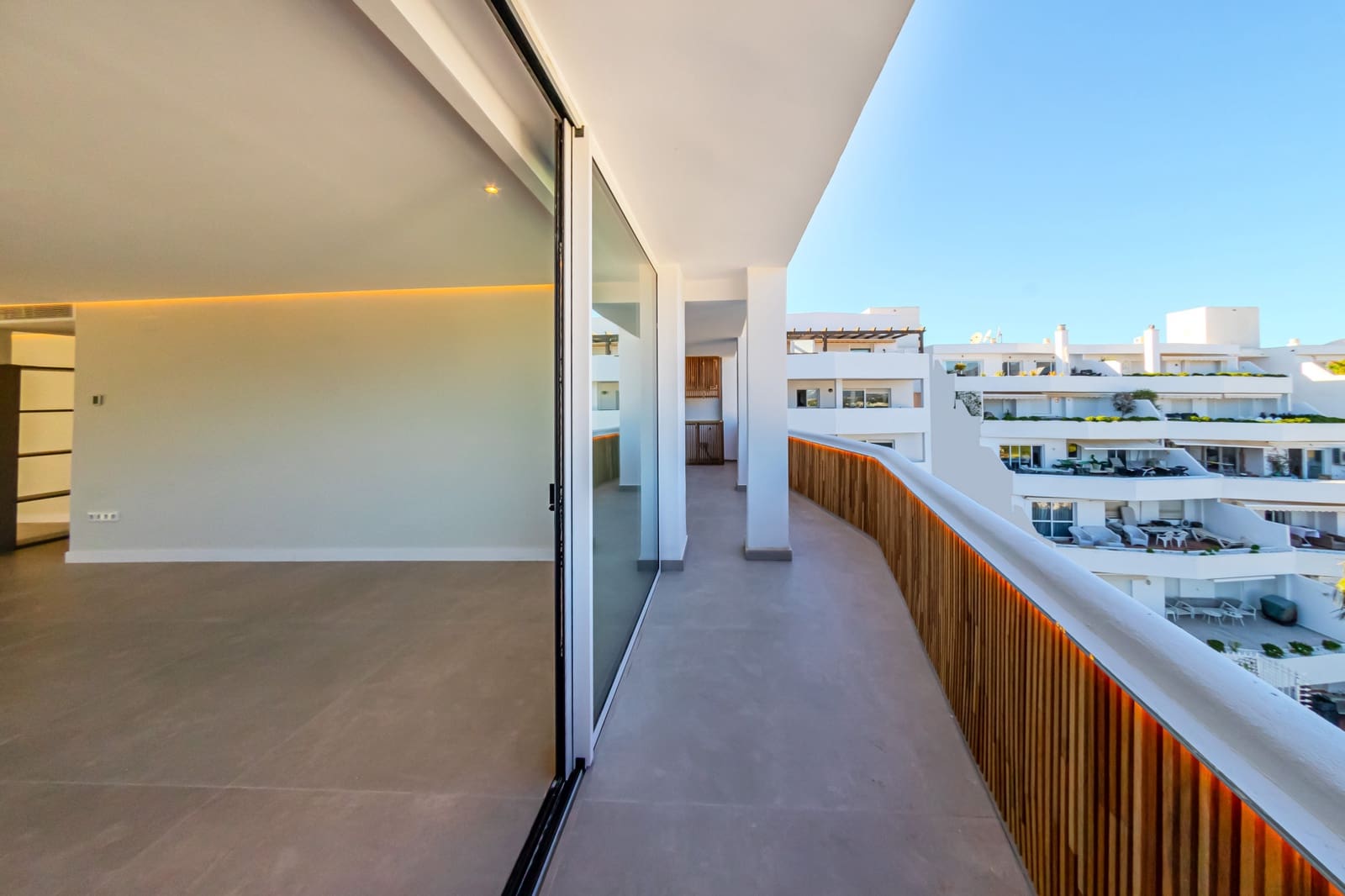 2 bedroom Apartment for sale in Marbella with pool garage - € 890,000 (Ref: 8824865)