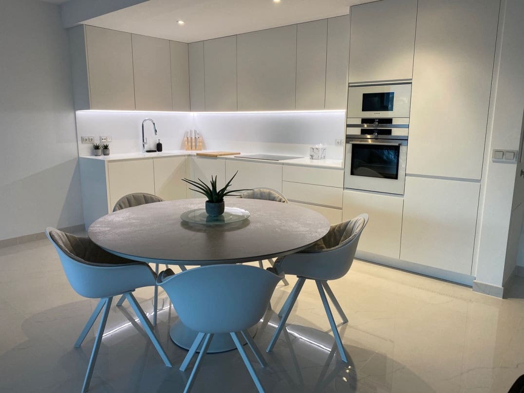 2 slaapkamer Appartement voor vakantieverhuur in Estepona met zwembad garage - € 1.750 (Ref: 8840795)