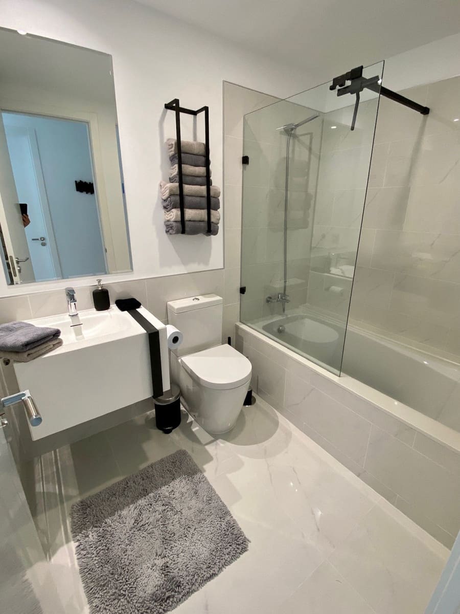 2 slaapkamer Appartement voor vakantieverhuur in Estepona met zwembad garage - € 1.750 (Ref: 8840795)