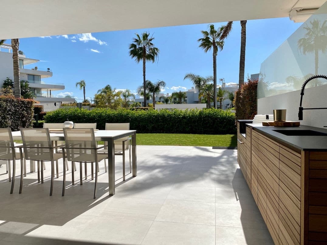 2 slaapkamer Appartement voor vakantieverhuur in Estepona met zwembad garage - € 1.750 (Ref: 8840795)