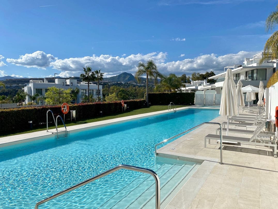 2 slaapkamer Appartement voor vakantieverhuur in Estepona met zwembad garage - € 1.750 (Ref: 8840795)