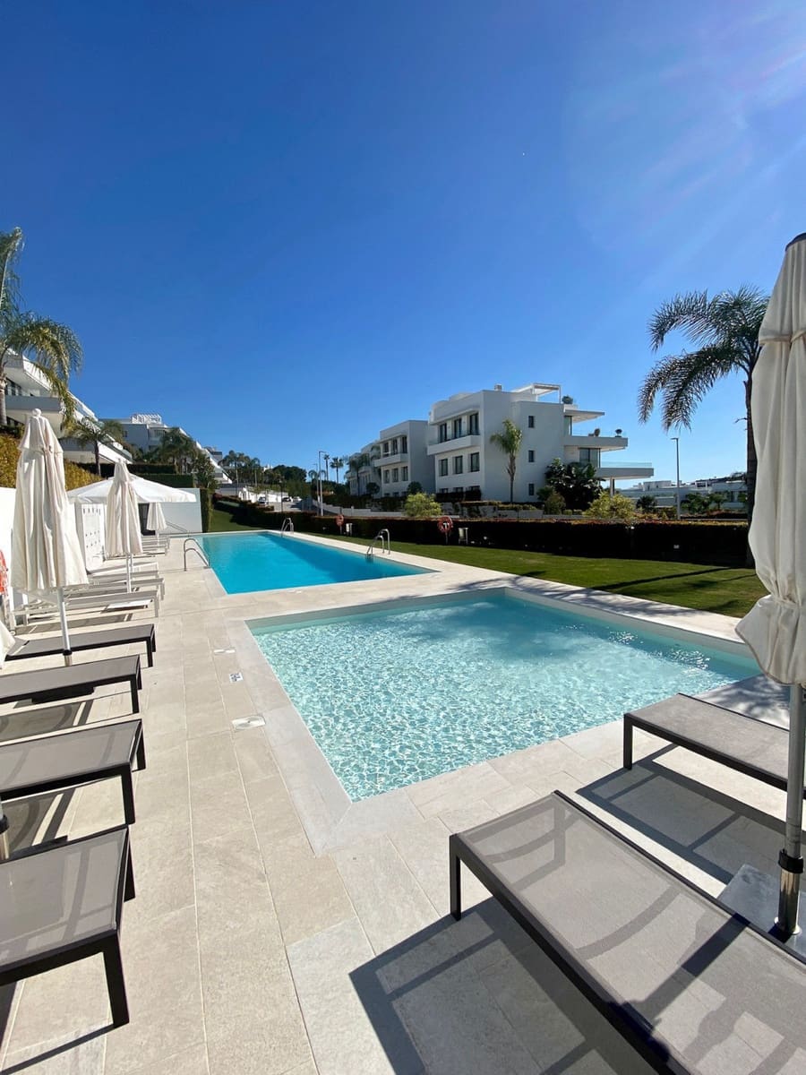 2 slaapkamer Appartement voor vakantieverhuur in Estepona met zwembad garage - € 1.750 (Ref: 8840795)