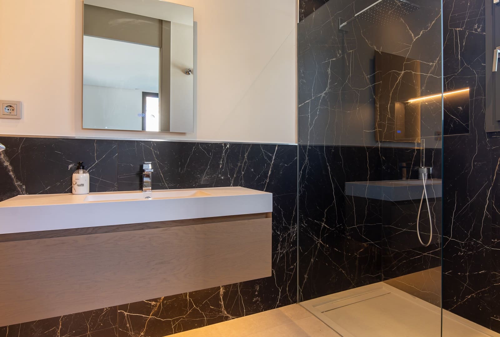 6 soverom Villa til salgs i La Quinta med svømmebasseng garasje - € 5 250 000 (Ref: 8851378)