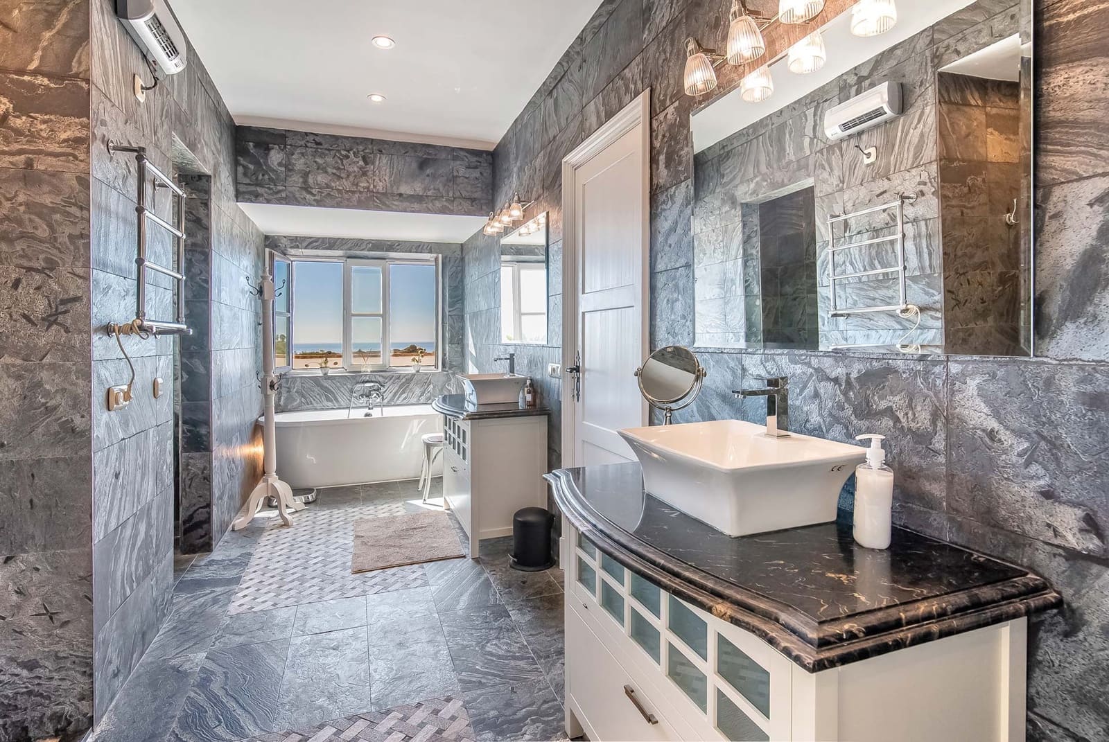 6 slaapkamer Villa voor vakantieverhuur in Marbella met zwembad - € 4.255 (Ref: 8988069)