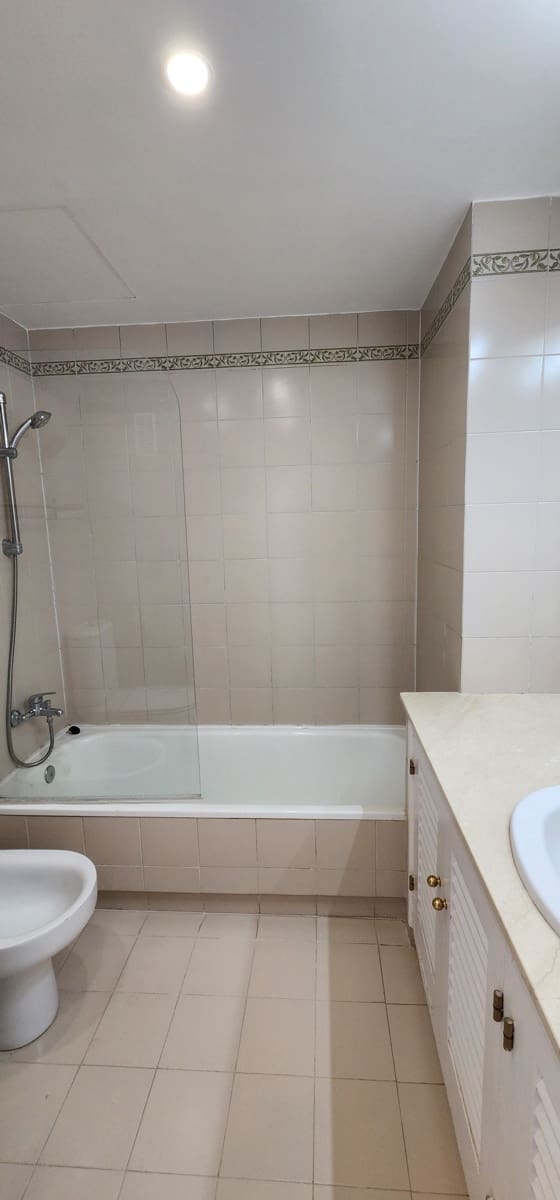 3 slaapkamer Appartement te huur in Calahonda met zwembad garage - € 2.200 (Ref: 9064994)