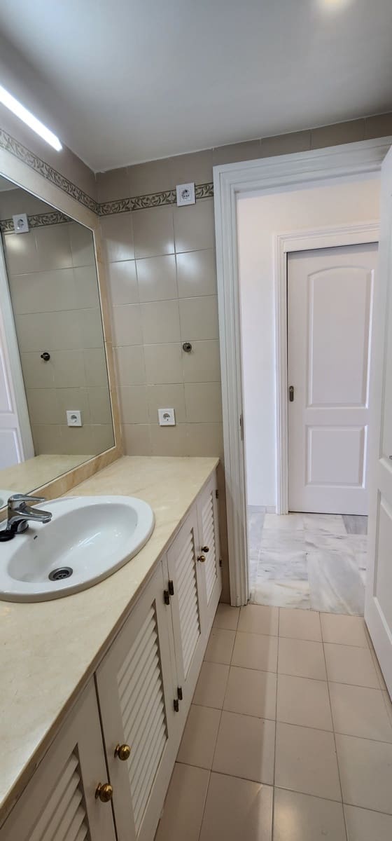 3 slaapkamer Appartement te huur in Calahonda met zwembad garage - € 2.200 (Ref: 9064994)