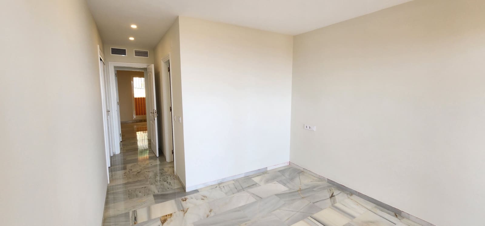 3 slaapkamer Appartement te huur in Calahonda met zwembad garage - € 2.200 (Ref: 9064994)