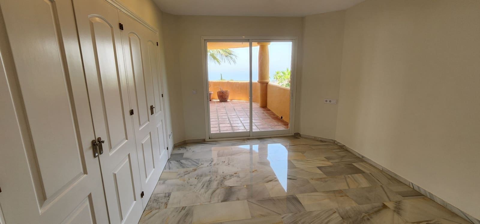 3 slaapkamer Appartement te huur in Calahonda met zwembad garage - € 2.200 (Ref: 9064994)