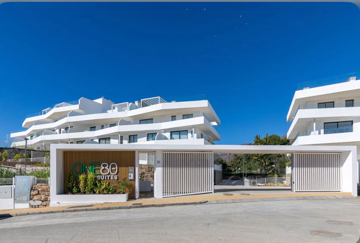 3 soveværelse Lejlighed til leje i Estepona med swimmingpool garage - € 2.650 (Ref: 9100577)