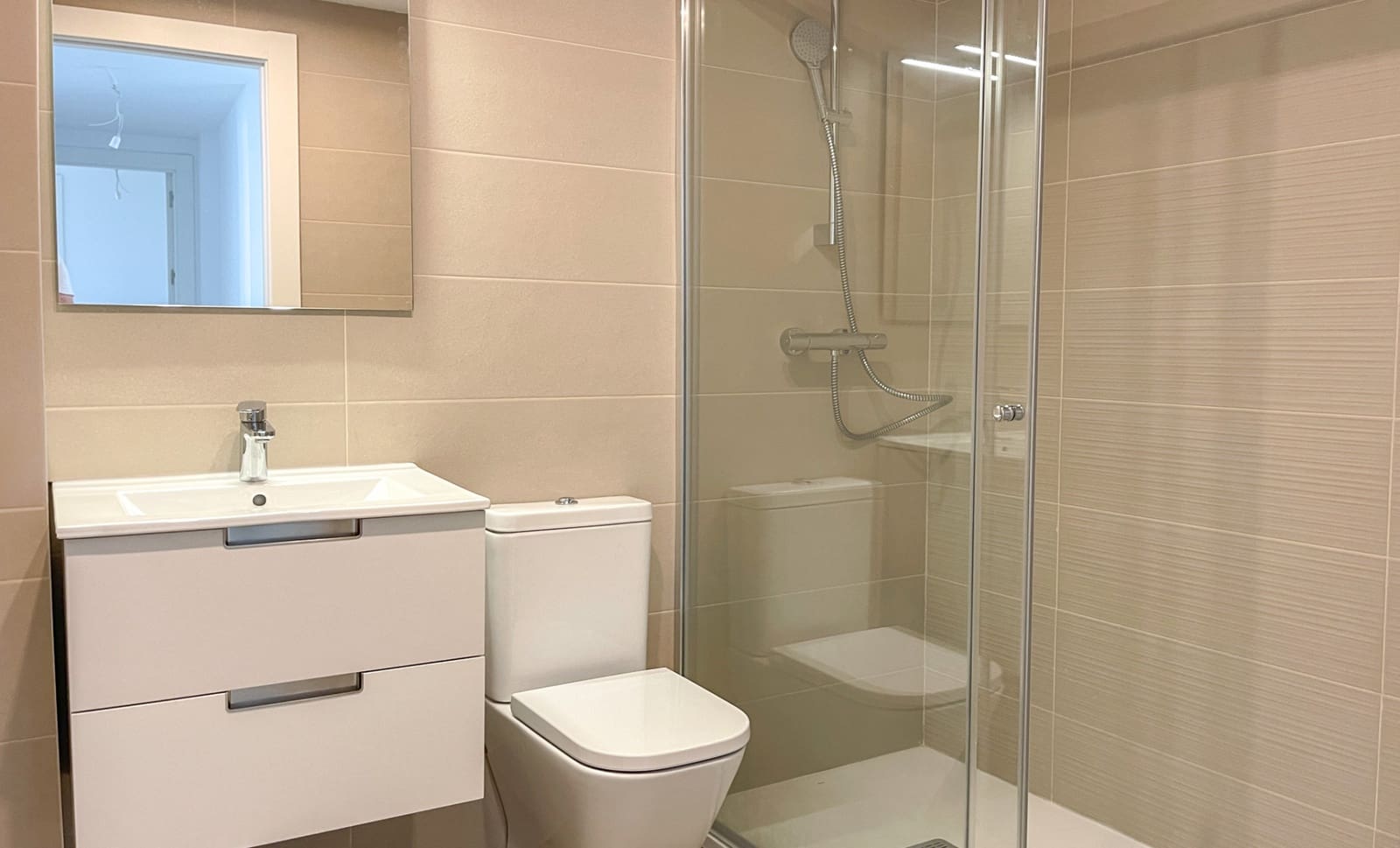 3 soveværelse Lejlighed til leje i Estepona med swimmingpool garage - € 2.600 (Ref: 9100577)