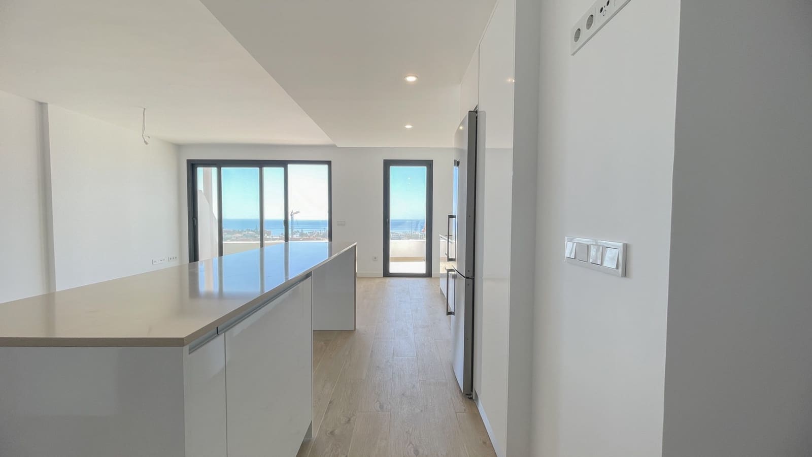 3 soveværelse Lejlighed til leje i Estepona med swimmingpool garage - € 2.600 (Ref: 9100577)