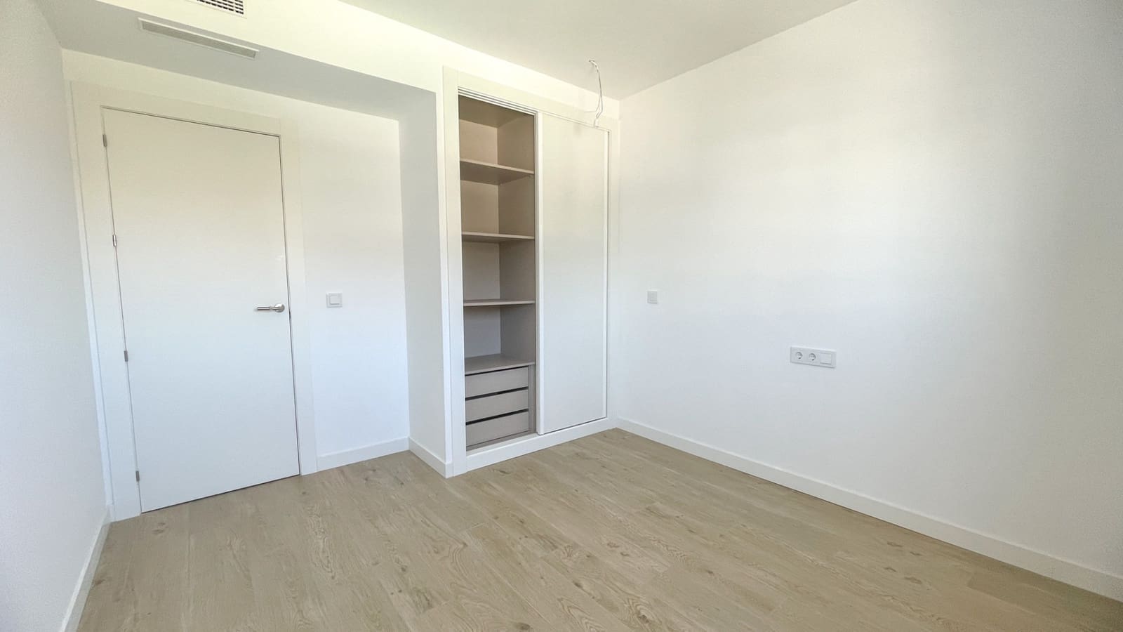 3 soveværelse Lejlighed til leje i Estepona med swimmingpool garage - € 2.600 (Ref: 9100577)