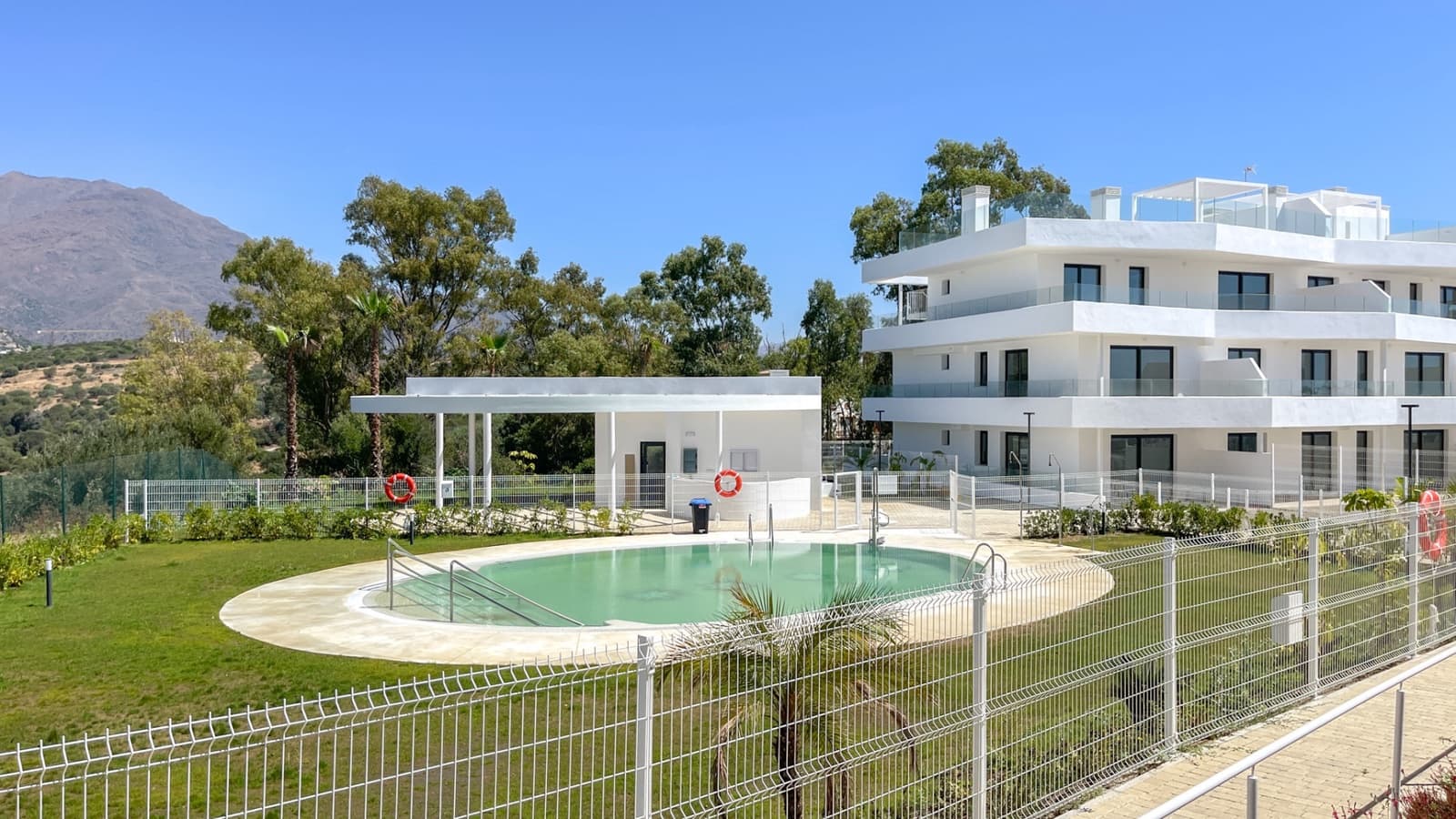 3 soveværelse Lejlighed til leje i Estepona med swimmingpool garage - € 2.600 (Ref: 9100577)
