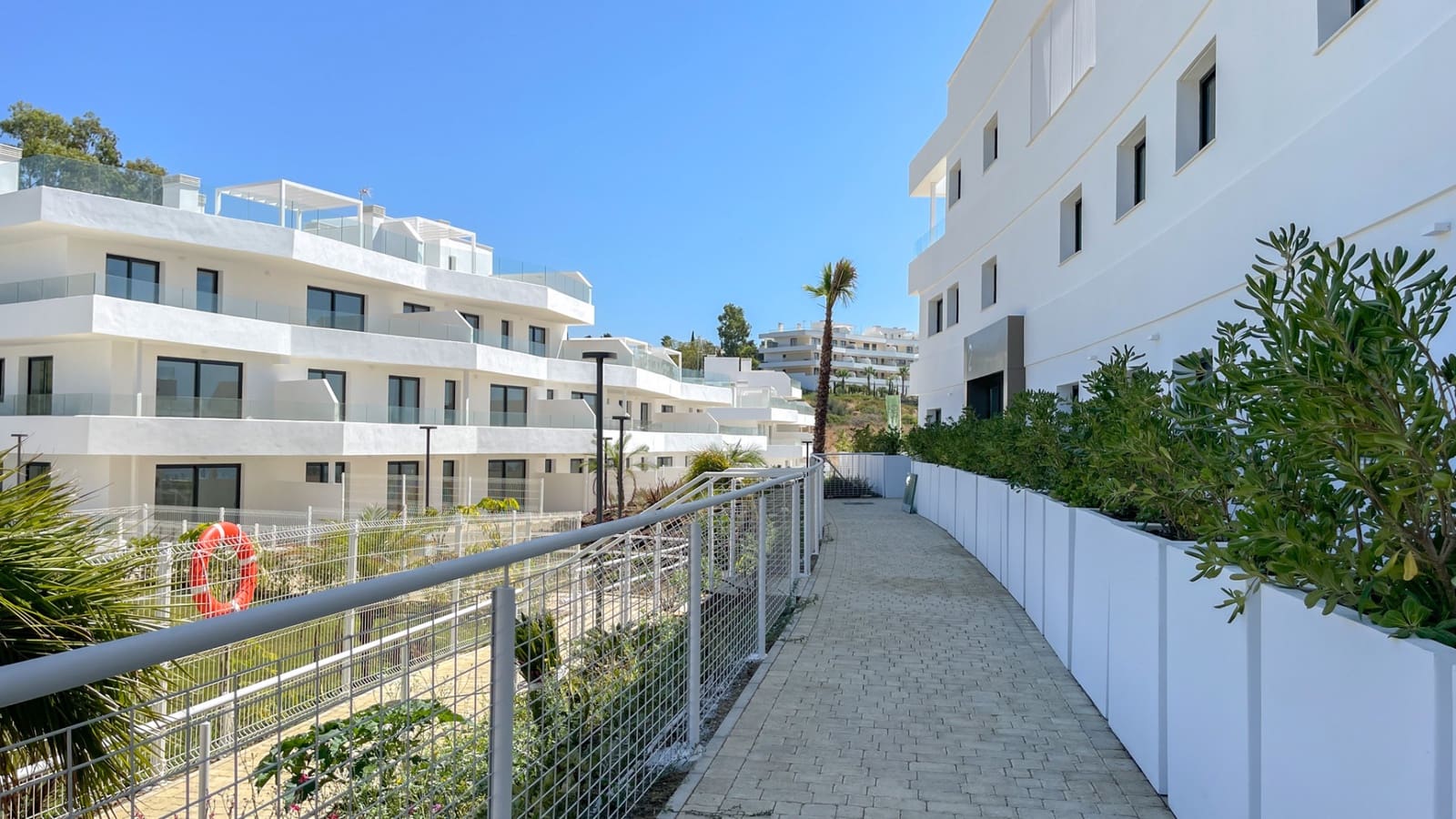 3 soveværelse Lejlighed til leje i Estepona med swimmingpool garage - € 2.600 (Ref: 9100577)