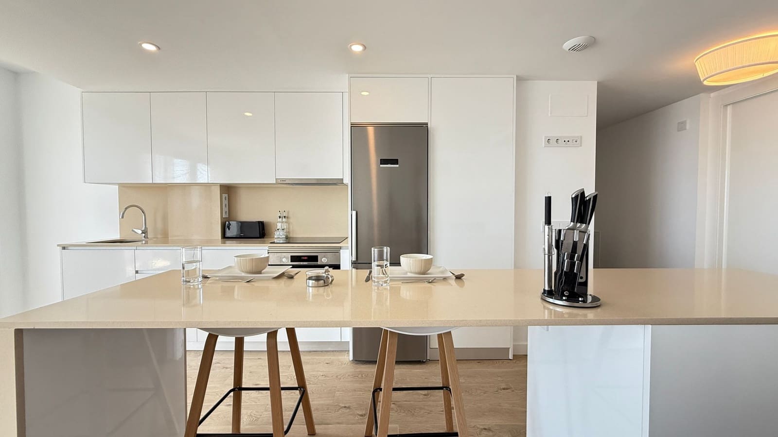 3 soveværelse Lejlighed til leje i Estepona med swimmingpool garage - € 2.600 (Ref: 9100577)