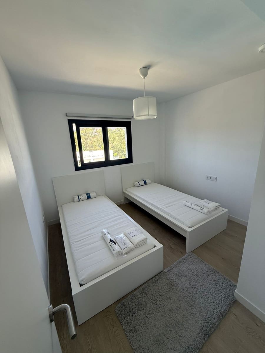 3 soveværelse Lejlighed til leje i Estepona med swimmingpool garage - € 2.600 (Ref: 9100577)