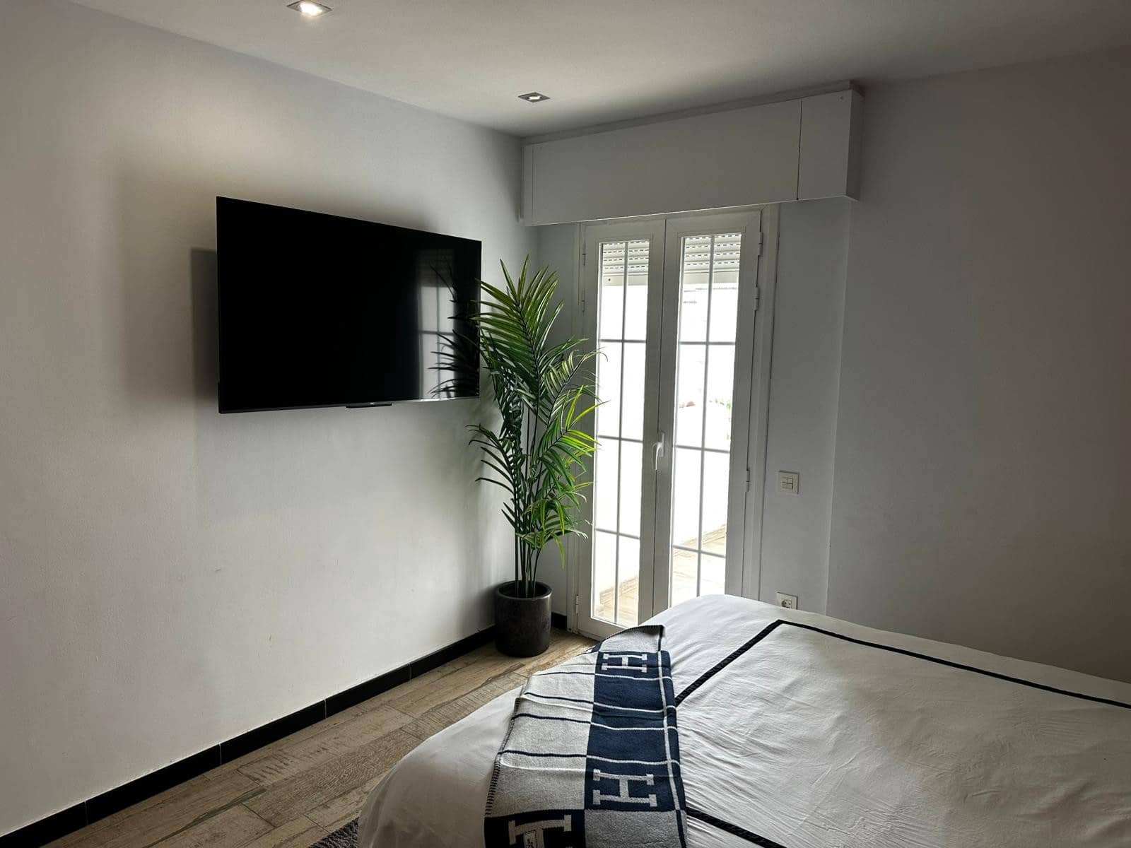 2 bedroom Townhouse for rent in Nueva Andalucia with pool garage - € 3,600 (Ref: 9102772)