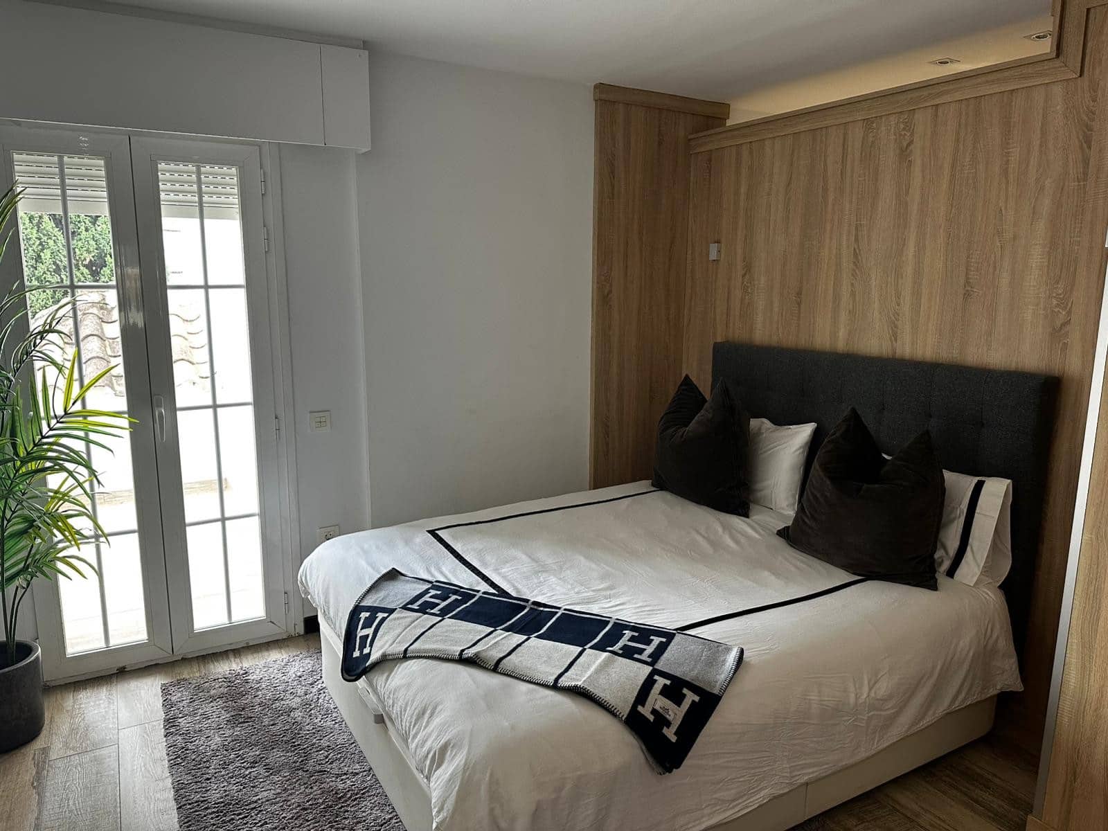 2 bedroom Townhouse for rent in Nueva Andalucia with pool garage - € 3,600 (Ref: 9102772)