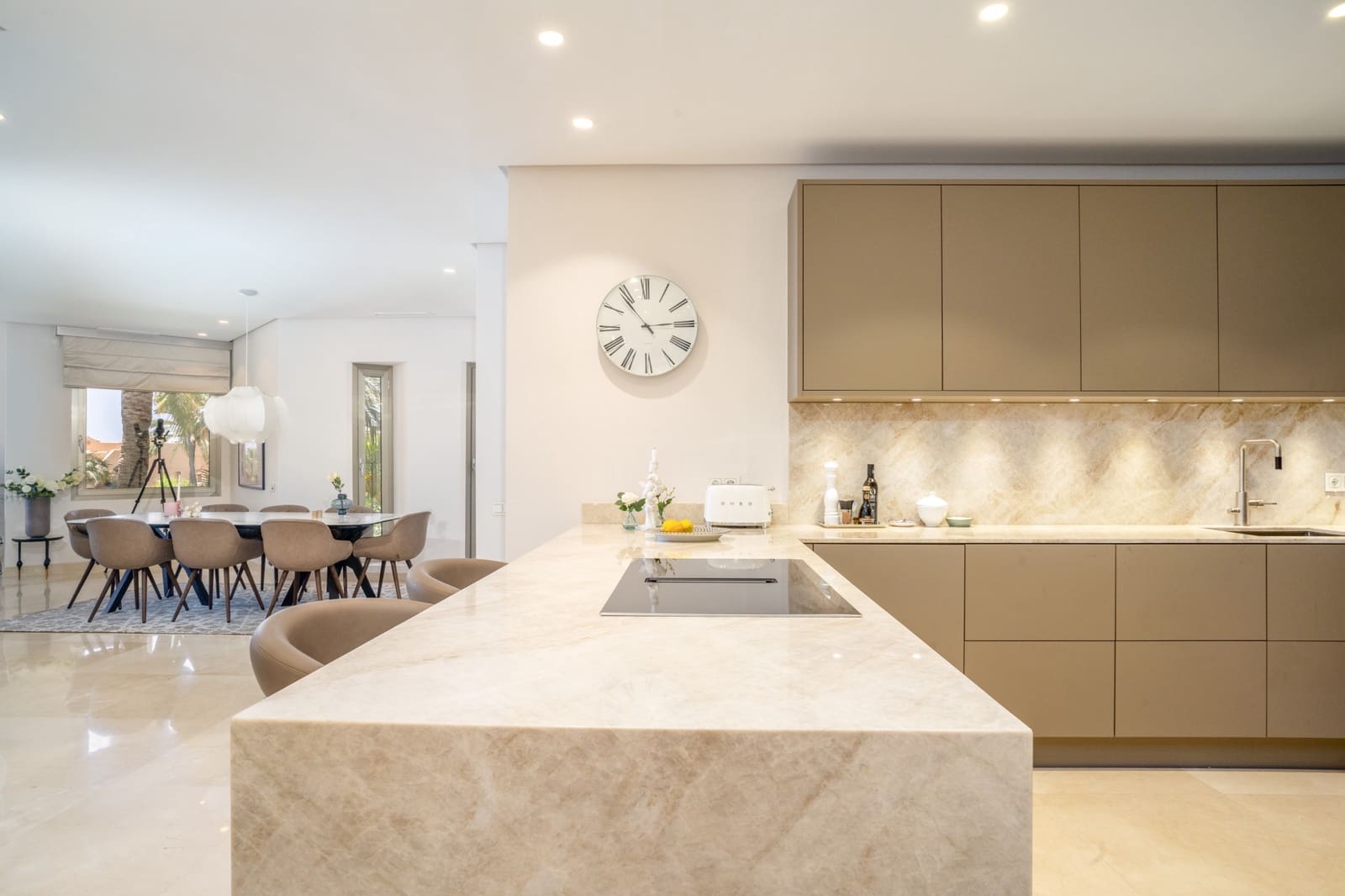 2 soveværelse Penthouse til salg i Marbella med swimmingpool garage - € 2.095.000 (Ref: 9132194)