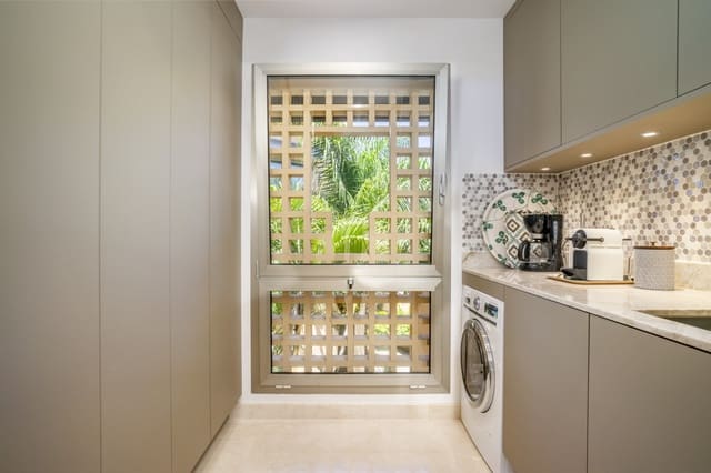 2 quarto Penthouse para venda em Marbella com piscina garagem - 2 095 000 € (Ref: 9132194)