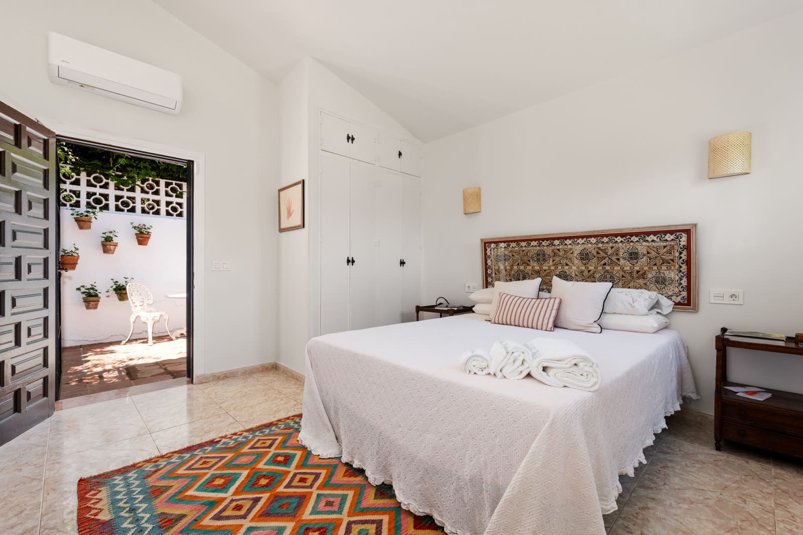 4 quarto Moradia para arrendar em Nueva Andalucia com piscina garagem - 6 500 € (Ref: 9148992)