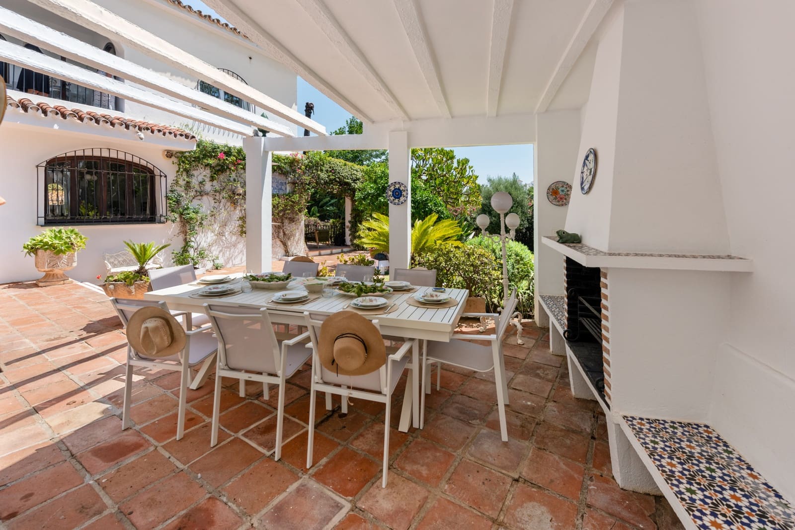 4 quarto Moradia para arrendar em Nueva Andalucia com piscina garagem - 6 500 € (Ref: 9148992)