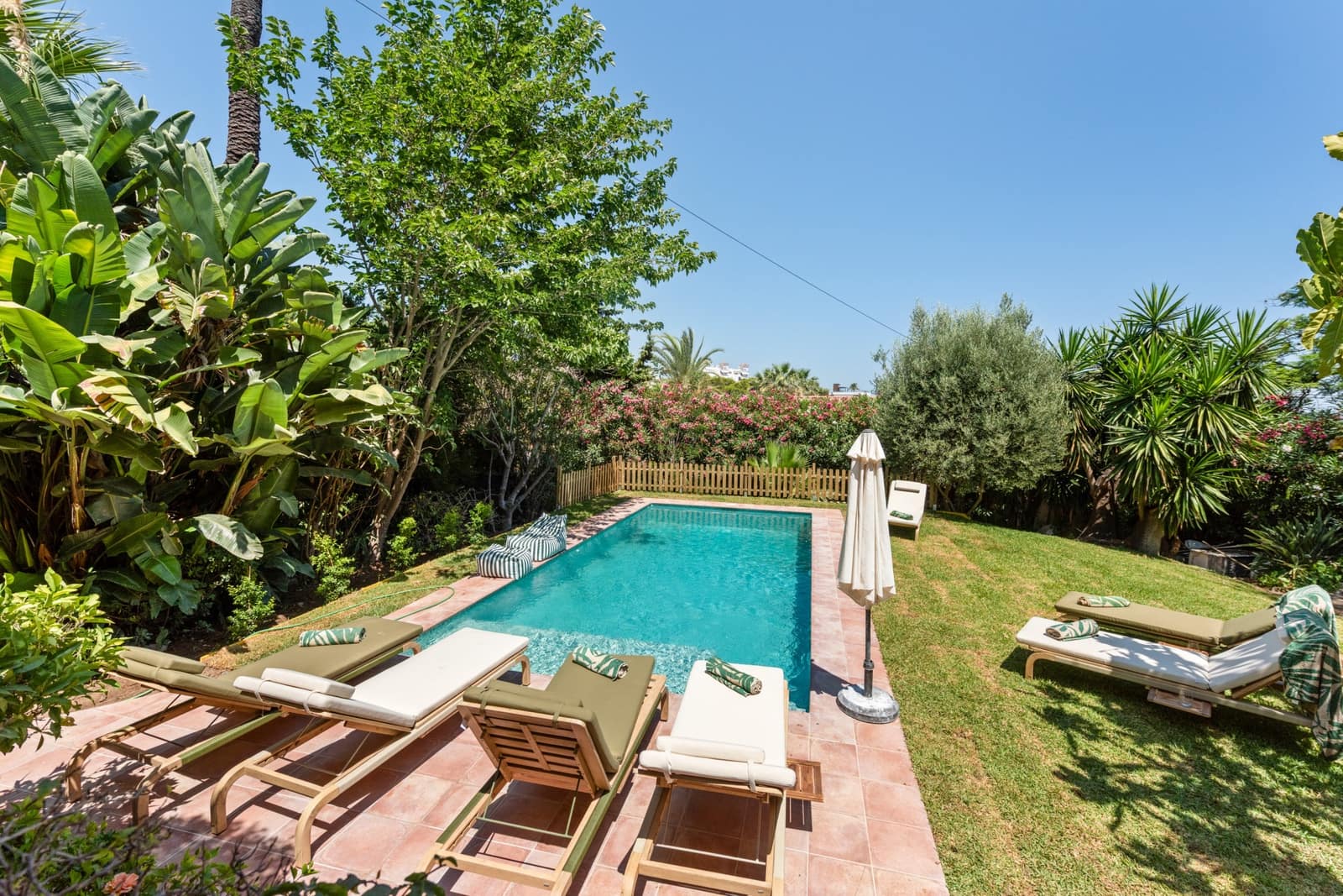 4 quarto Moradia para arrendar em Nueva Andalucia com piscina garagem - 6 500 € (Ref: 9148992)