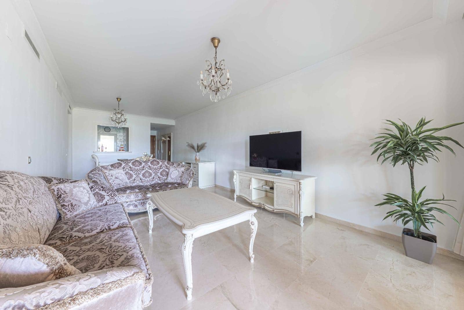 2 Zimmer Apartment zu vermieten in Estepona mit Pool Garage - 2.400 € (Ref: 9156055)