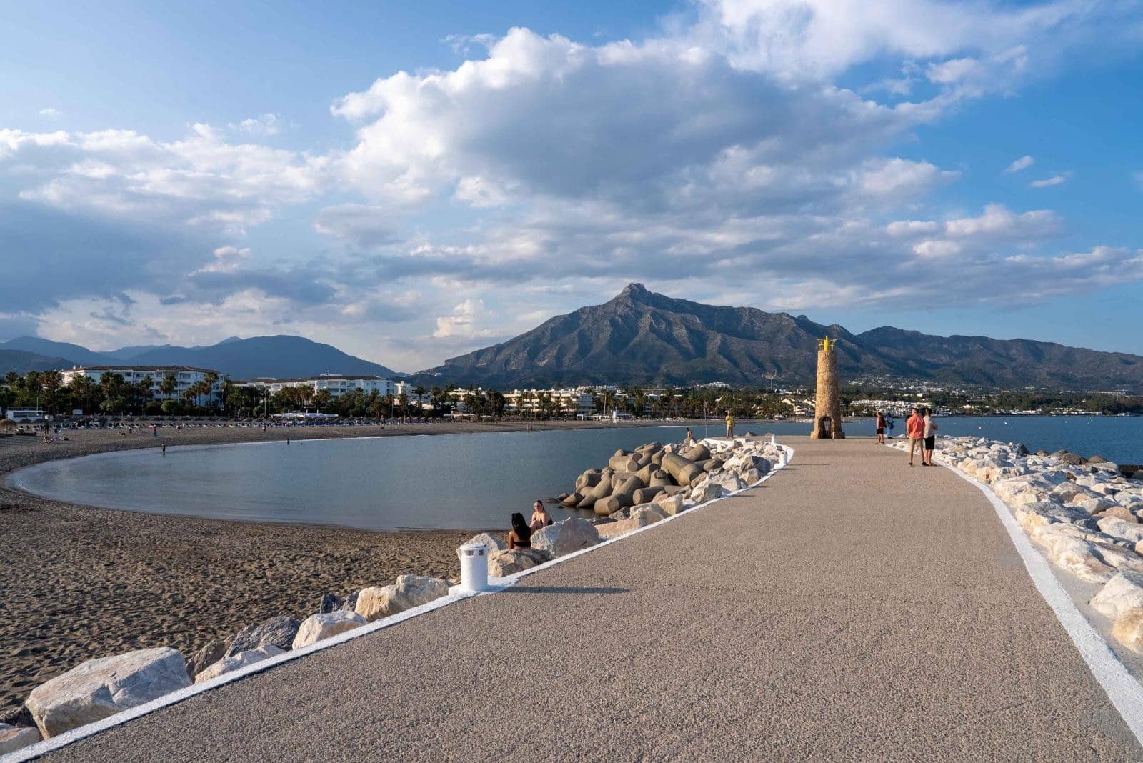 2 Zimmer Apartment zu vermieten in Estepona mit Pool Garage - 2.400 € (Ref: 9156055)