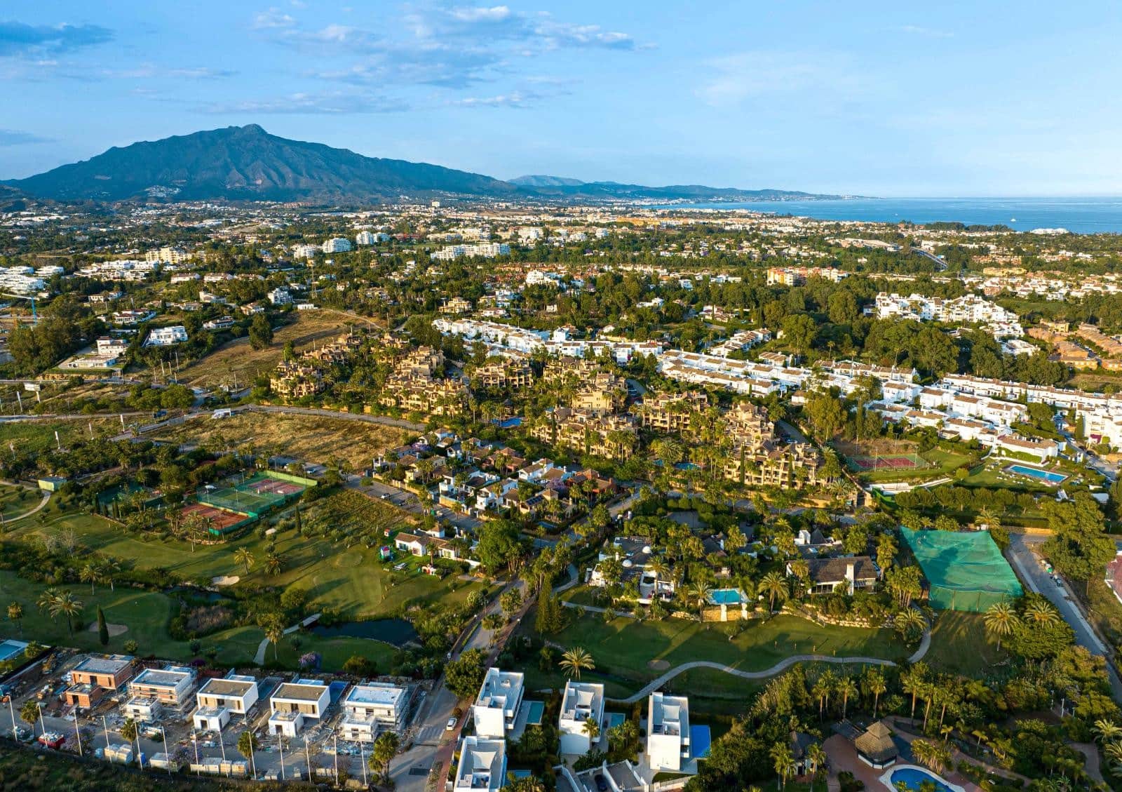 2 Zimmer Apartment zu vermieten in Estepona mit Pool Garage - 2.400 € (Ref: 9156055)