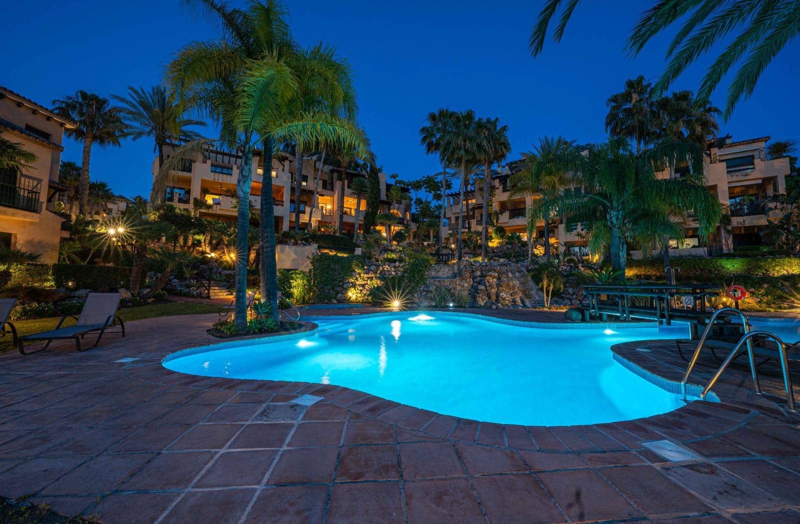 2 Zimmer Apartment zu vermieten in Estepona mit Pool Garage - 2.400 € (Ref: 9156055)