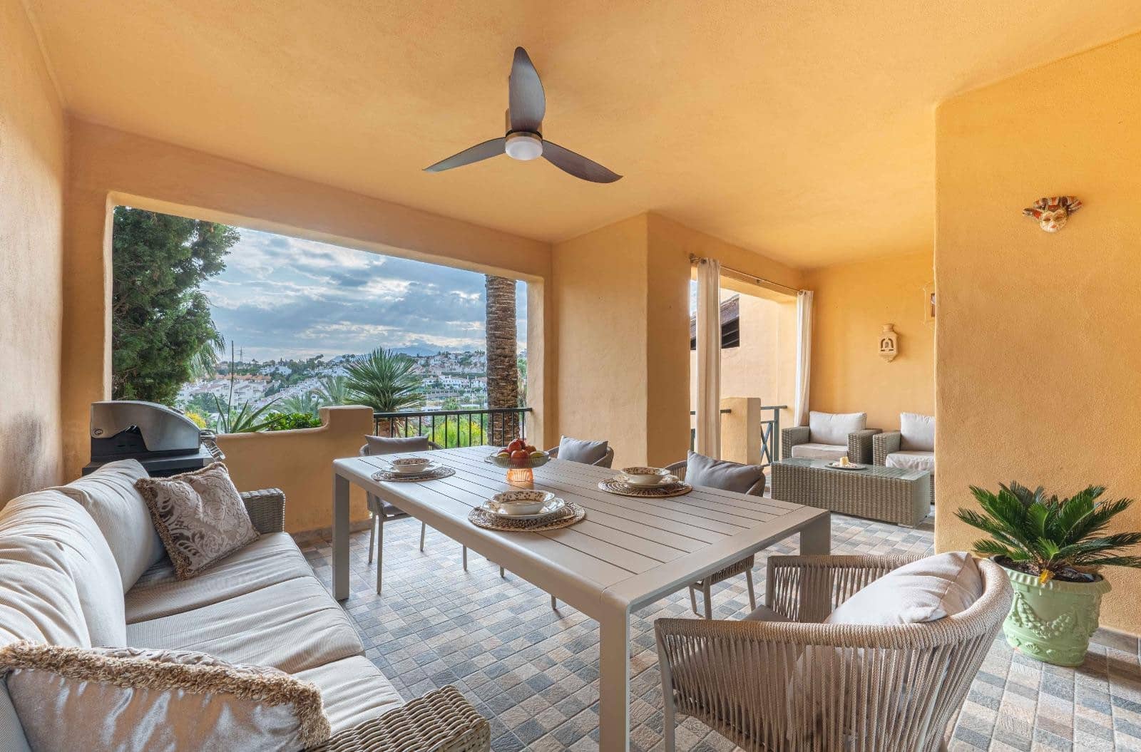 2 Zimmer Apartment zu vermieten in Estepona mit Pool Garage - 2.400 € (Ref: 9156055)